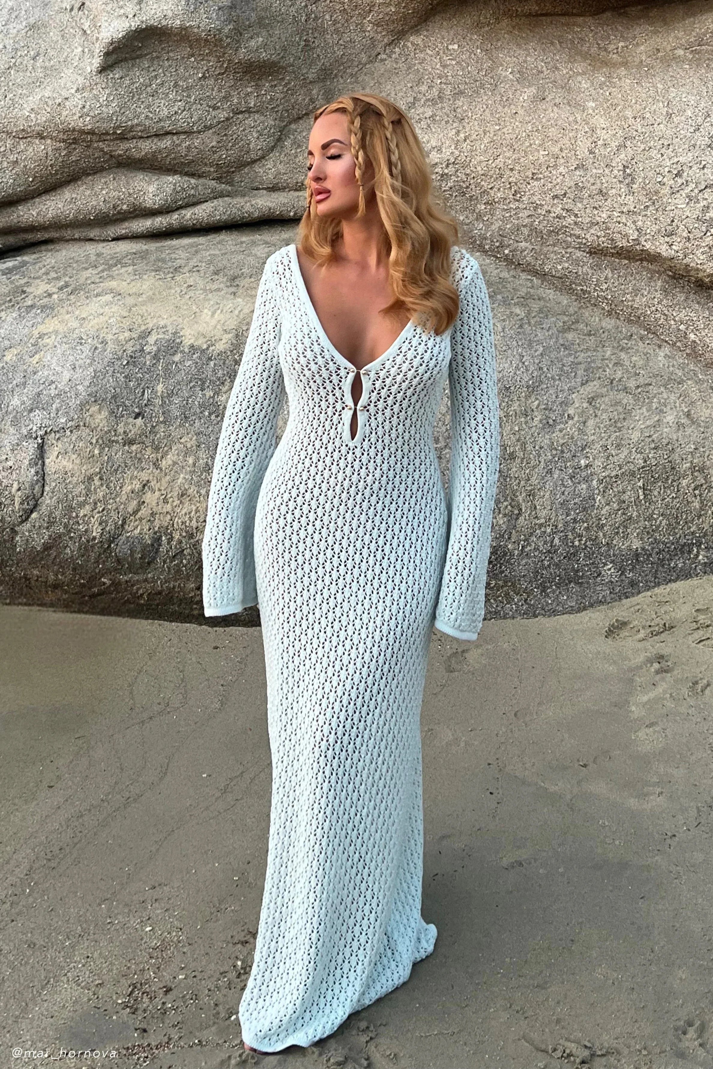 KAYLA MAXIKLEID MIT HÄKELÄRMELN